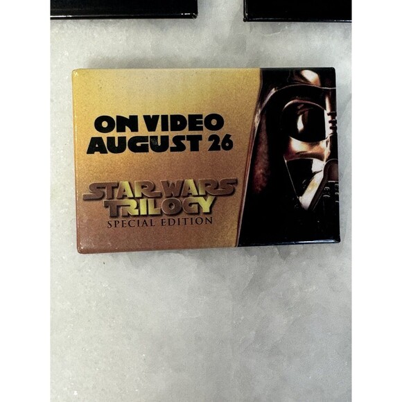 LOT OF 18 VINTAGE WALMART ADVERTISING PINS MOVIES - Picture 14 of 16